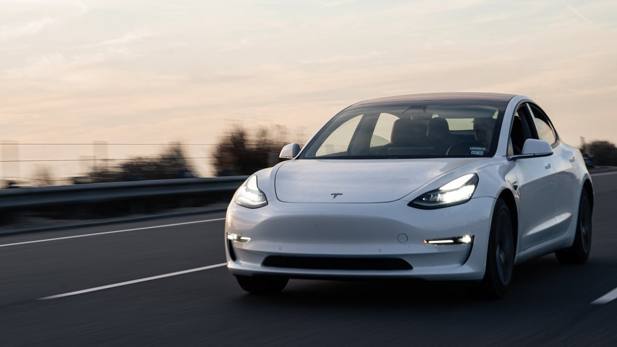Tesla notifies the NHTSA that it will update its automatic widnow system