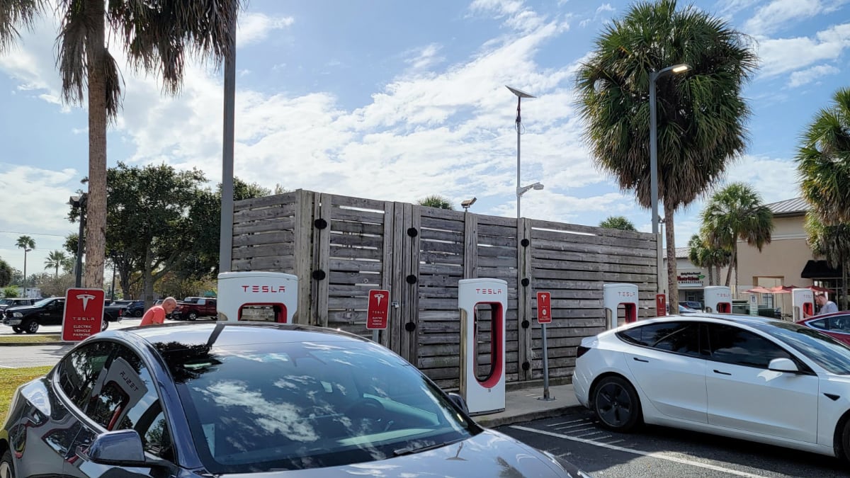 Tesla starts adding Starlink connectivity to Superchargers