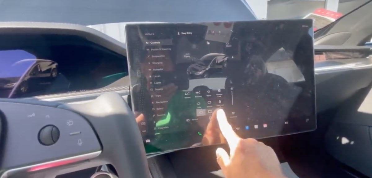 Tesla is adding the ability to tilt your display in the new Model S/X