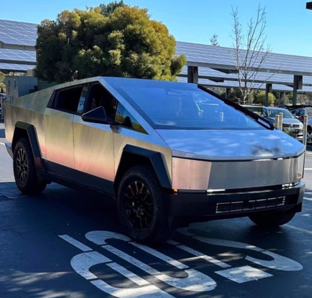 The latest Cybertruck beta prototype was recently seen with the new mirrors and windshield wiper