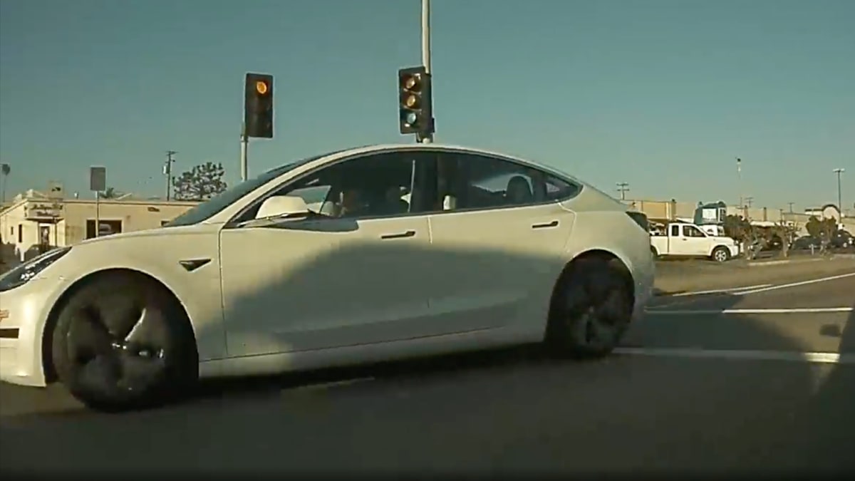 Two Teslas avoid a crash by swerving around a van