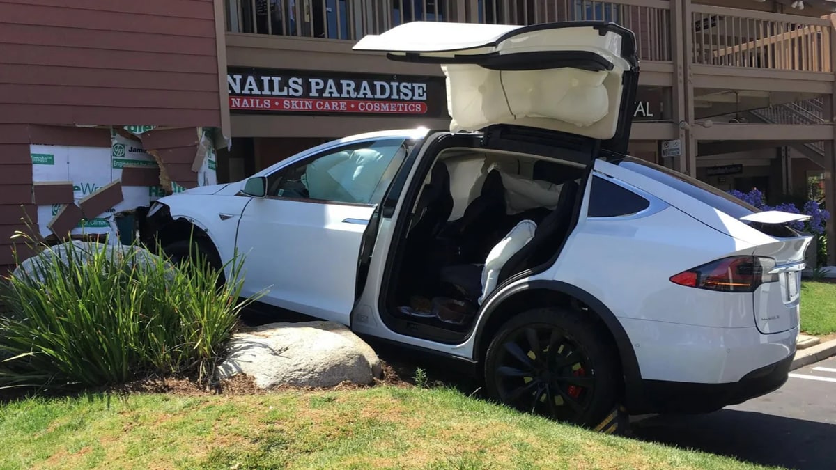 Researcher finds that Tesla's unintended acceleration issues may be caused by a hardware issue