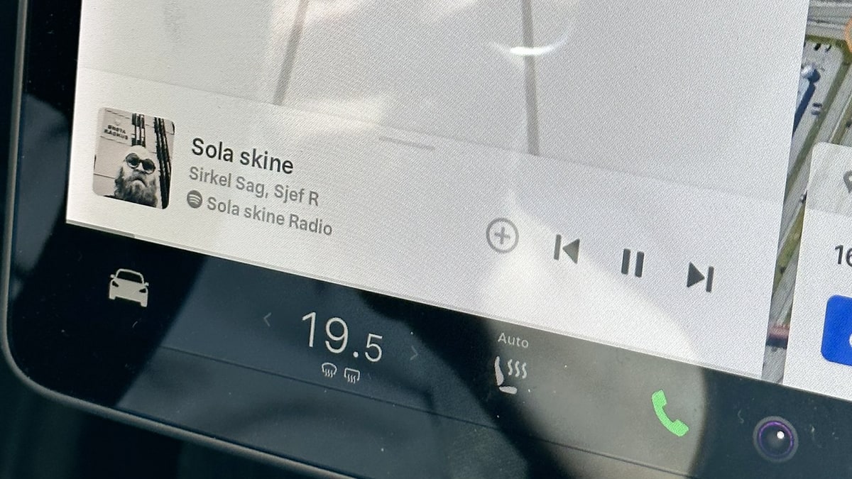 Tesla Favoriting Songs feature in update 2023.12.5.3