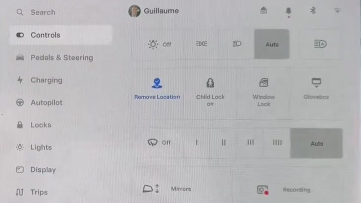 Tesla Fold Mirrors Button feature in update 2024.8.100