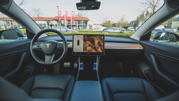 Tesla to use internal microphone to detect emergency vehicles and aid in FSD