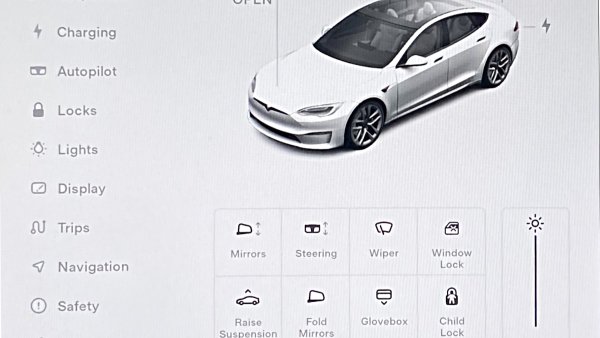 We take an early look at Tesla update 2021.32.5