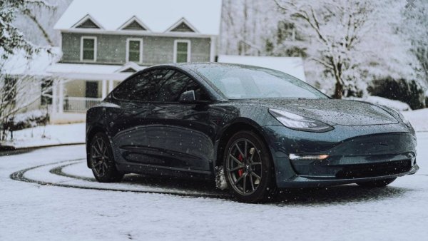 Warm Up to the Facts: Tesla's Success in Cold Weather Challenges Myths