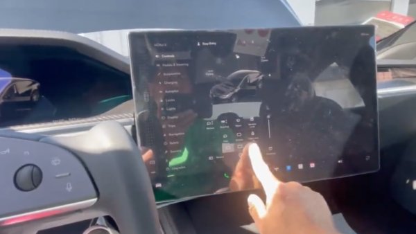 Software update adds ability to tilt the display in new Model S