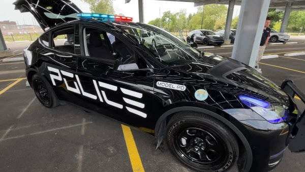 A Close Look at Tesla's Model Y as a Police Cruiser [Video]