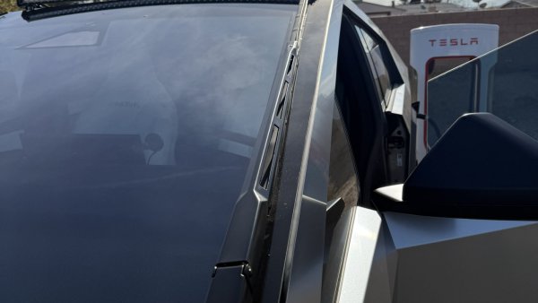 Tesla Cybertruck’s Unique Aero Wiper Trick