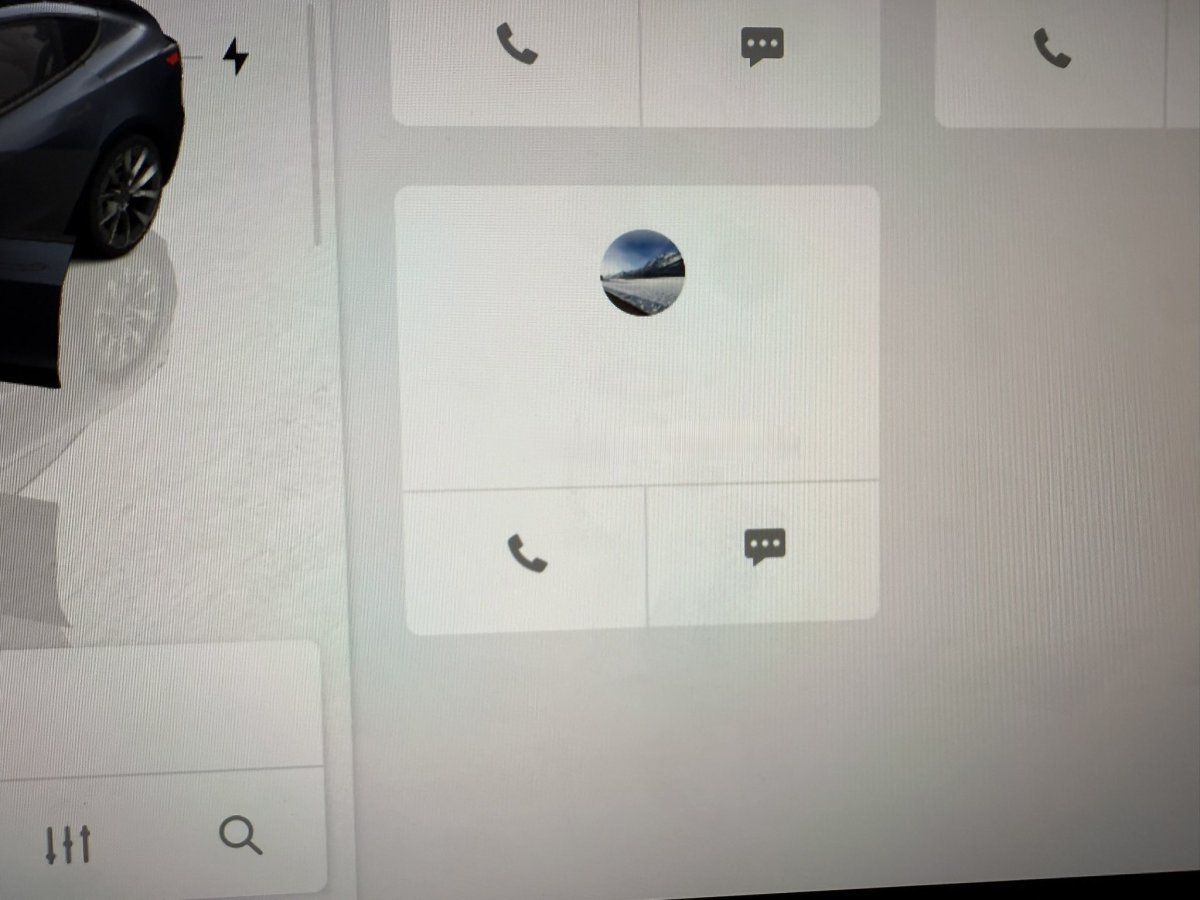 The new contact image is displayed above the phone number and name (censored by user)
