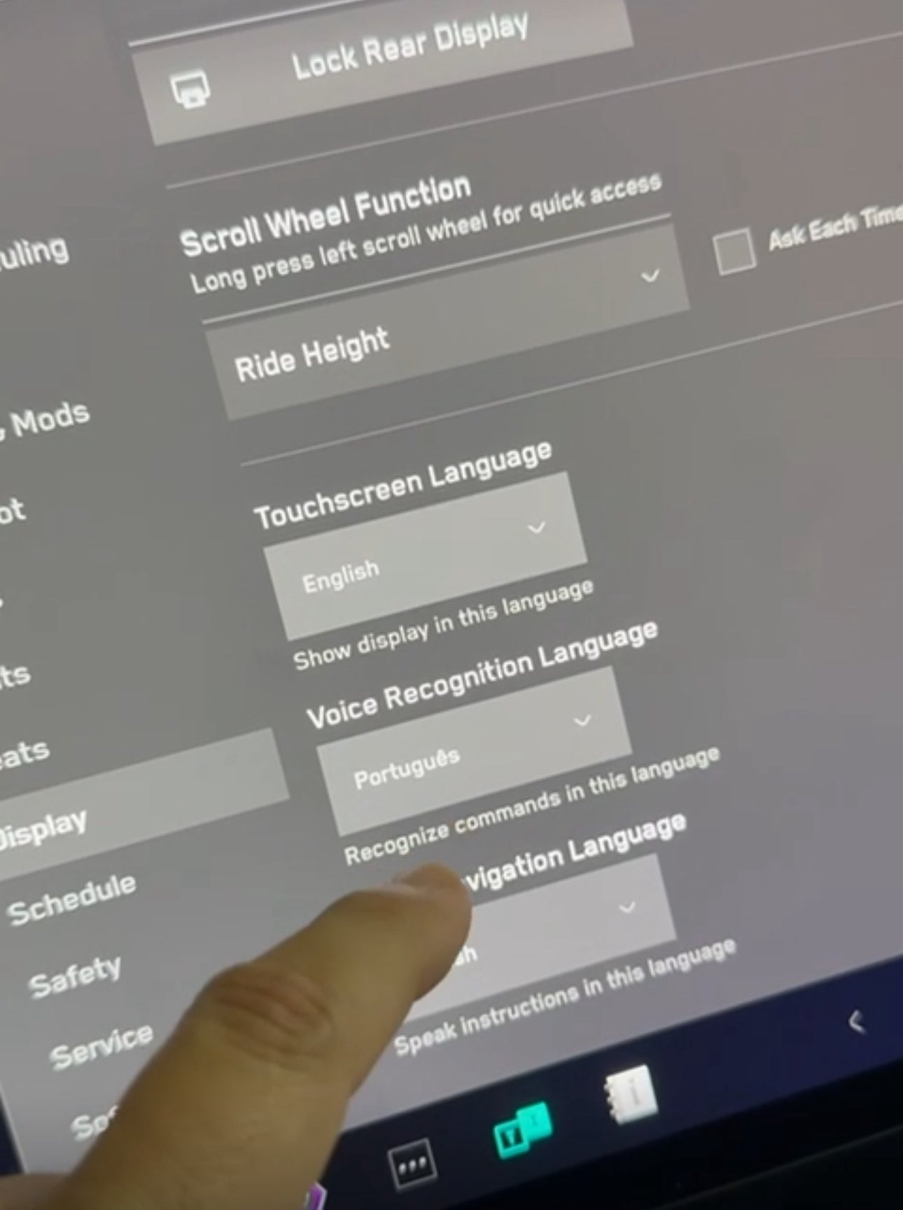 Tesla Language Support feature in update 2025.14.100.1