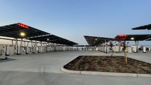 World’s Largest Tesla Supercharger: 168 Stalls, 100% Off-Grid, Powered by Sun and Battery Storage