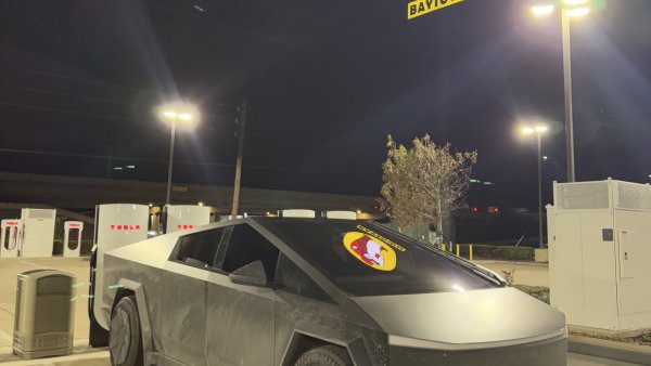 Tesla Enables 325kW Charging at V4 Superchargers Through OTA Update