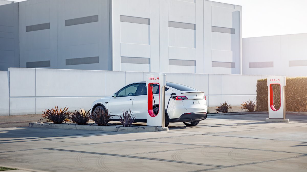 Tesla will display which Superchargers include trailer-friendly stalls