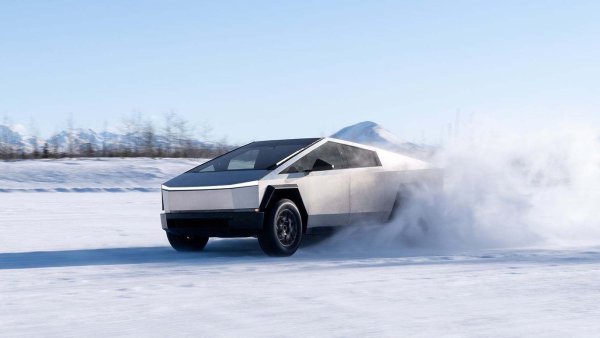 Tesla Cybertruck: Slippery Surface Mode