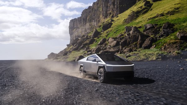 Cybertruck Deliveries Halted Due to Accelerator Pedal Issue [Update: Deliveries Resumed]