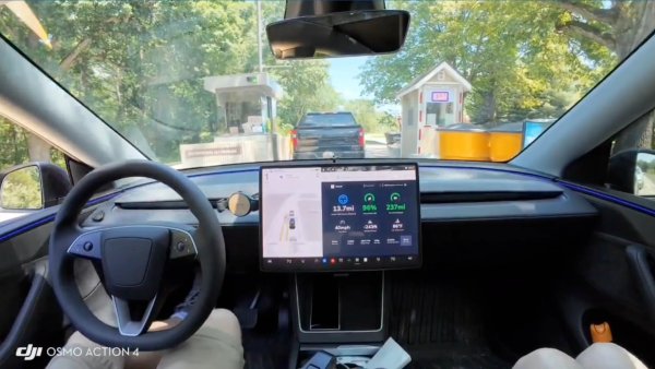 No Driver Needed: Tesla FSD Stops at Toll, Waits for Driver to Pay and Takes Off Again [VIDEO]