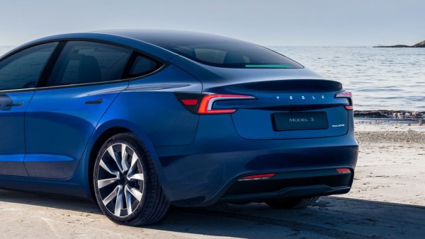 Should Tesla Adopt a "FSD" Light To Let Others Know Autopilot Is Active?