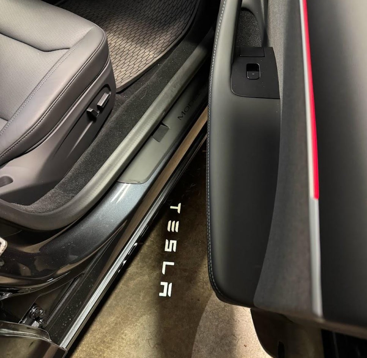 Tesla's official puddle lights accessory in China