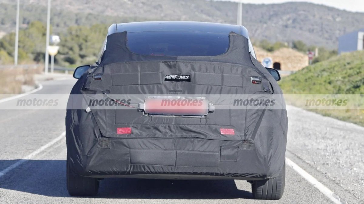 Note the bumper camera on the camoflaged lip.