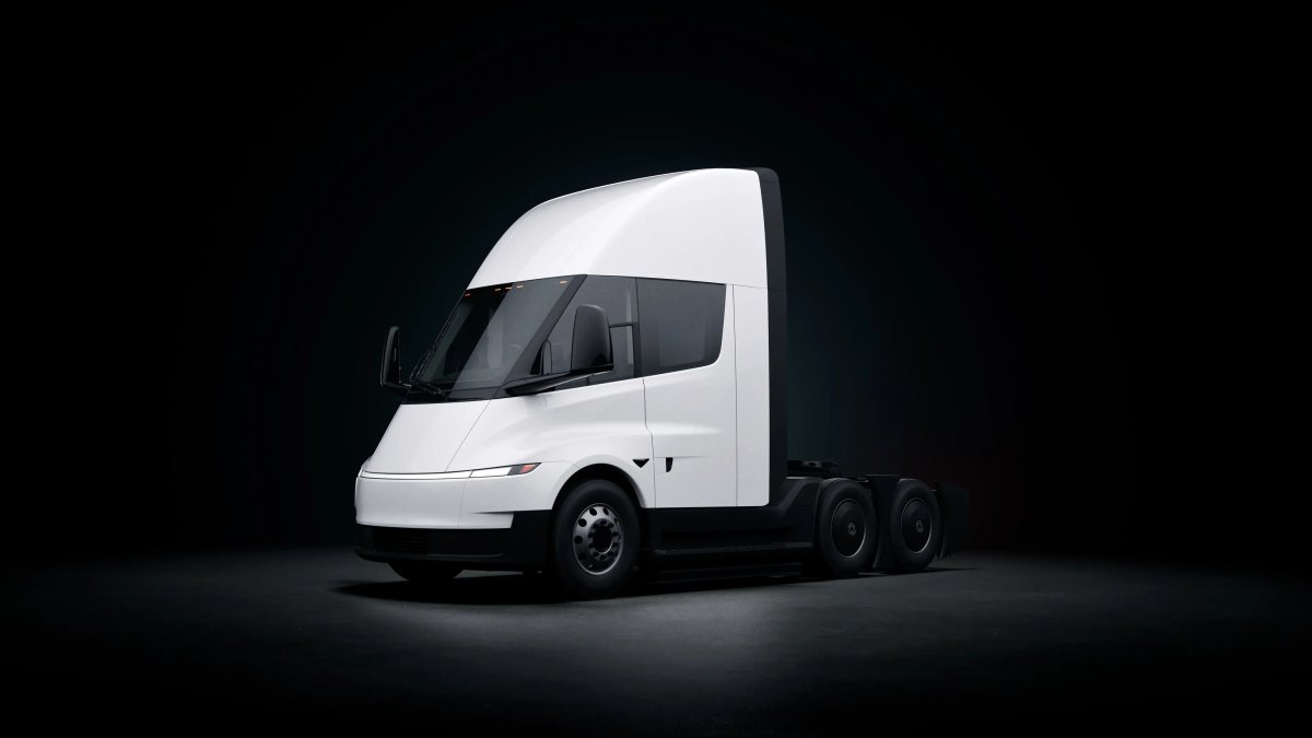 Tesla Semi Standard Range vs Long Range